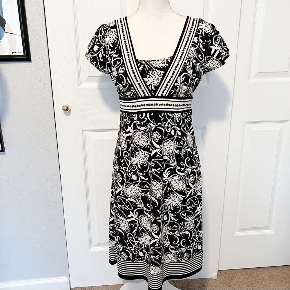 NWOT LOFT Black & White Floral Empire Waist Dress Size 2
